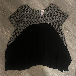 Black and Gray flowy Patterned Women's Top